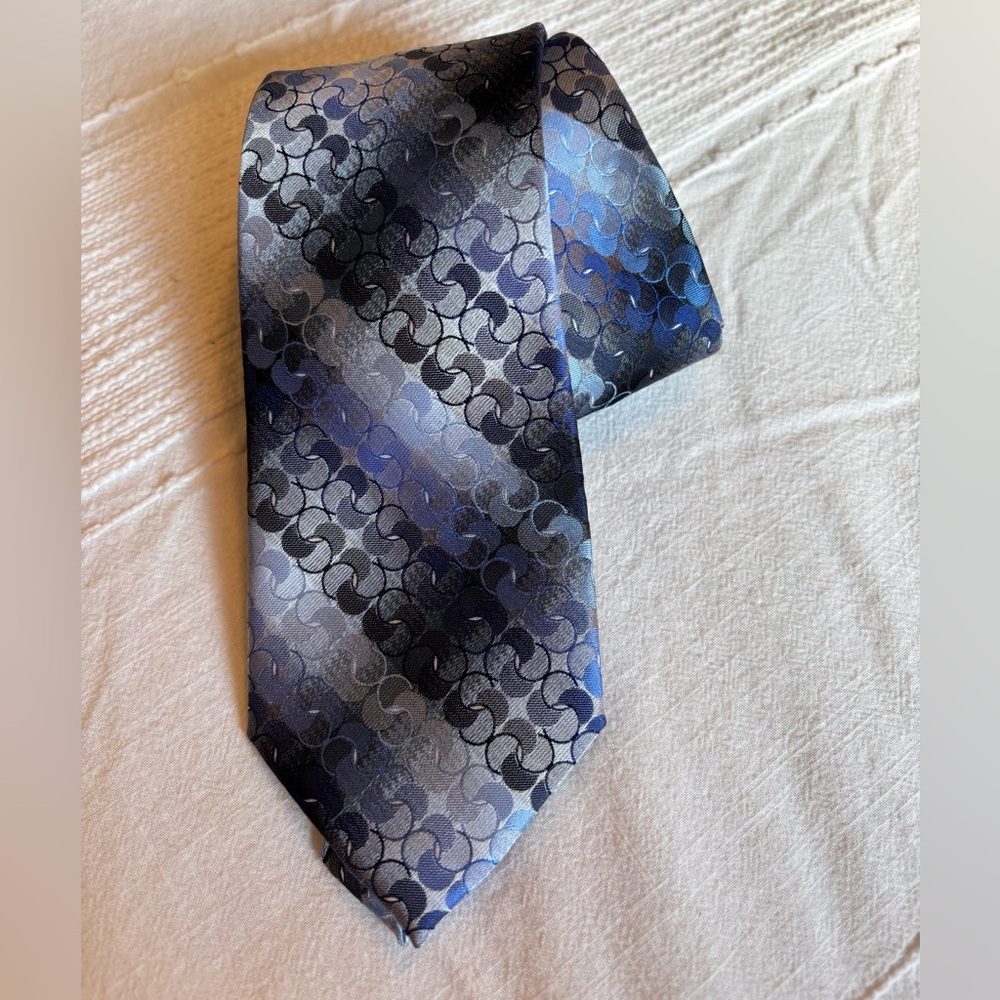 2/$20 Van Heusen Shades of Blue 100% Polyester Men's Necktie - Picture 1 of 6